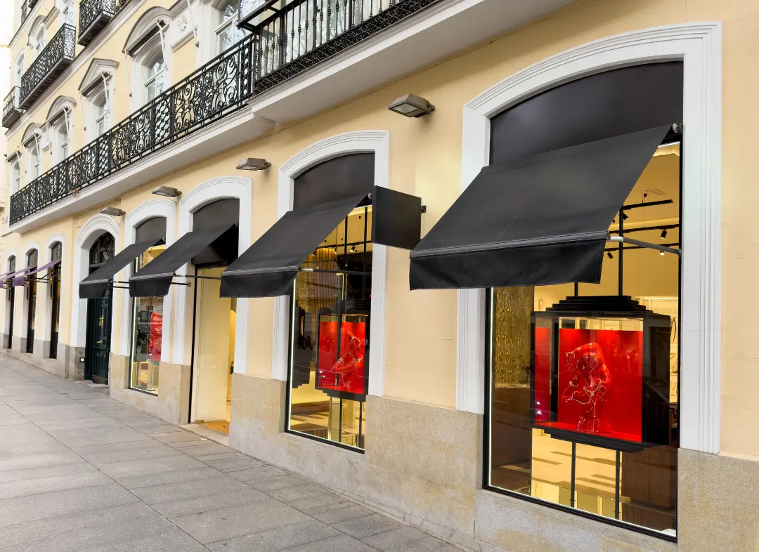 Façade vitrine de magasin en aluminium sur mesure à Bailleul